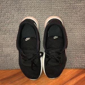 I’m selling these black Nike sneakers
